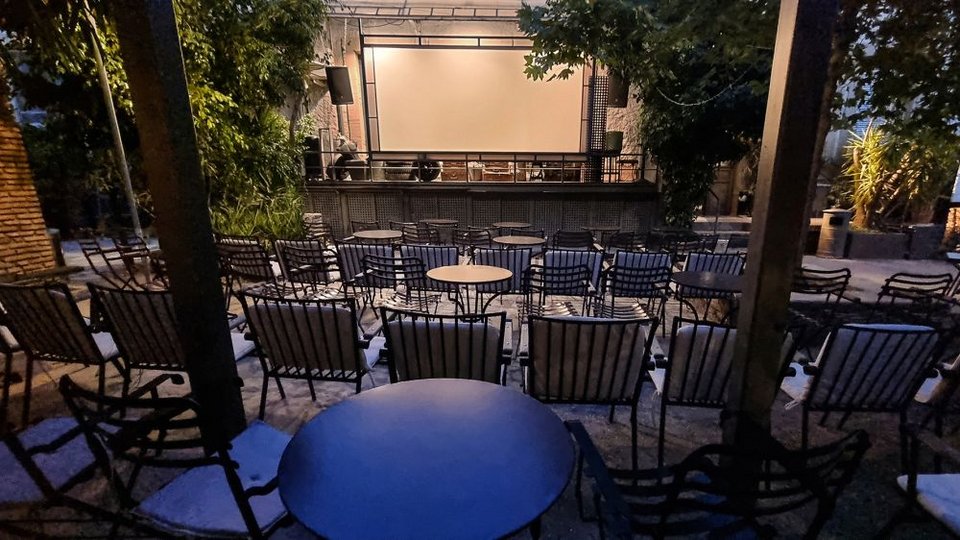 Αυτό το καλοκαίρι το δραστήριο θέατρο Επί Κολωνώ εγκαινιάζει μια νέα, πειραματική δράση και μετατρέπει την αυλή του σε θερινό σινεμά.