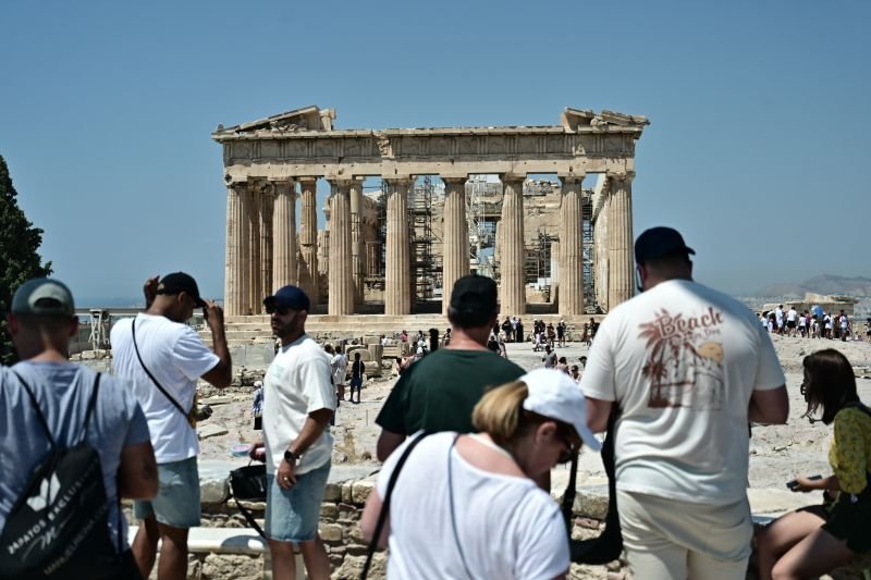 Στην Ακρόπολη με καύσωνα