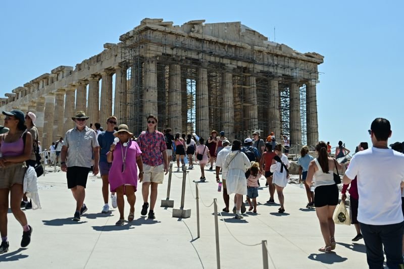 Στην Ακρόπολη με καύσωνα