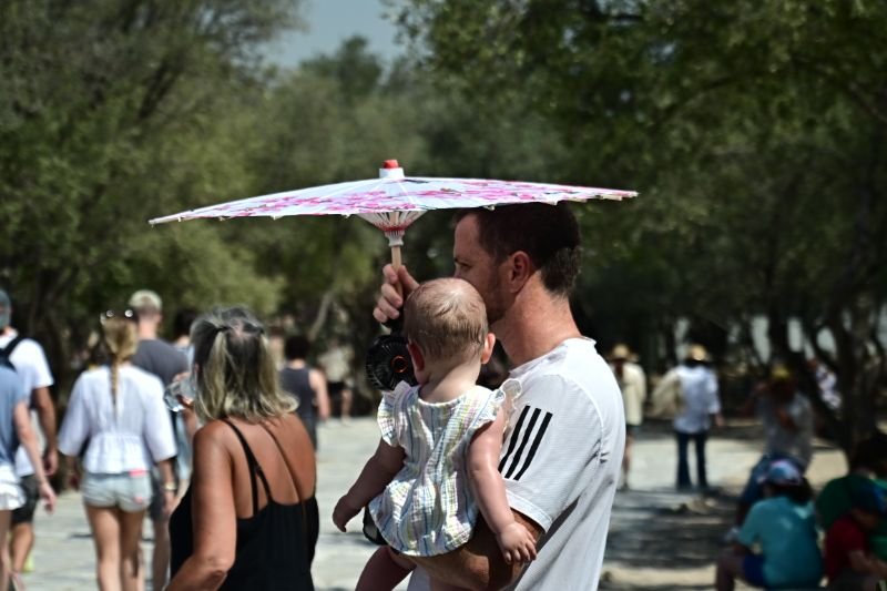Στην Ακρόπολη με καύσωνα