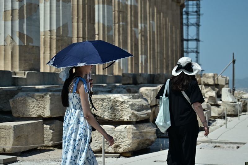 Στην Ακρόπολη με καύσωνα
