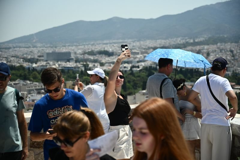 Στην Ακρόπολη με καύσωνα