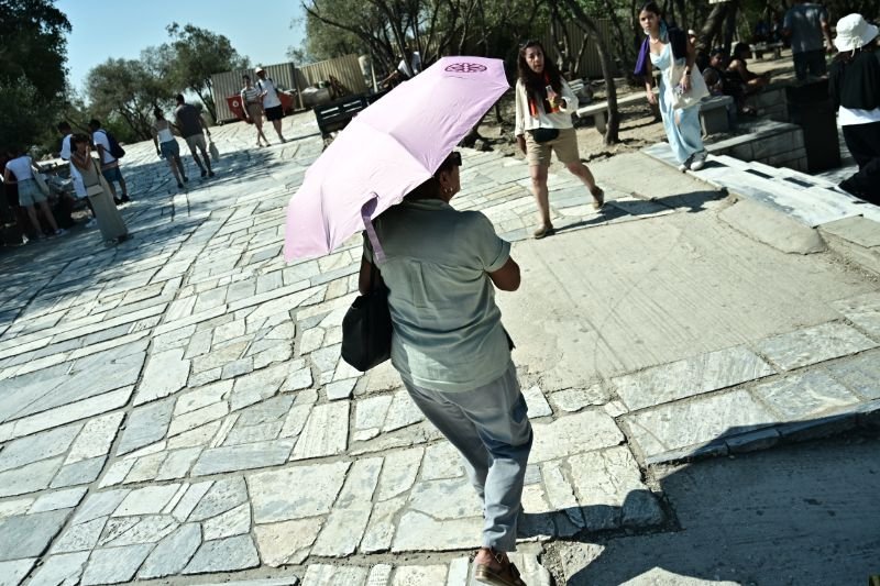 Στην Ακρόπολη με καύσωνα