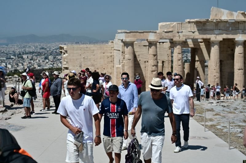 Στην Ακρόπολη με καύσωνα