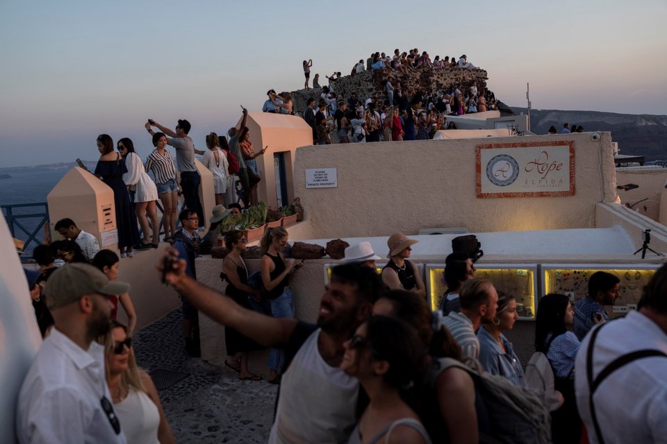 Οι επισκέπτες μένουν λιγότερο στην Ελλάδα και ξοδεύουν λιγότερα