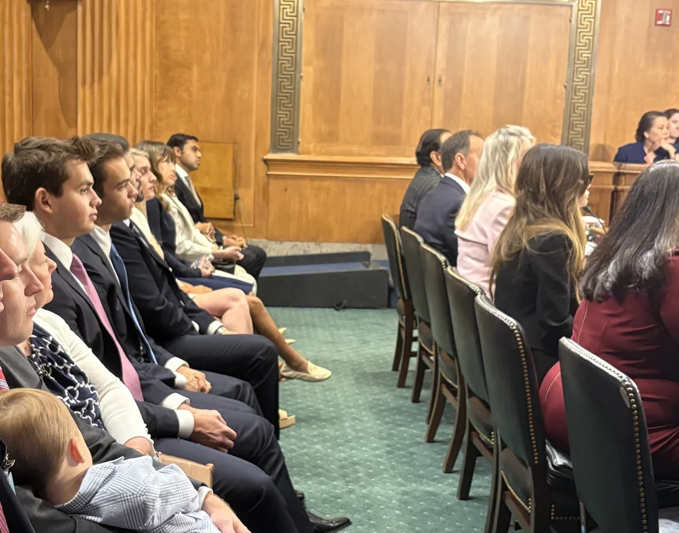 Ο εγγονός του Τραμπ (αριστερά με τη ροζ γραβάτα) στην ακρόαση Γκίλφοϊλ στη Γερουσία