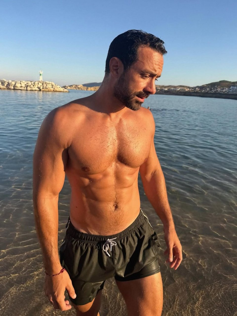 Ο Σάκης Τανιμανίδης χαλαρώνει στη θάλασσα