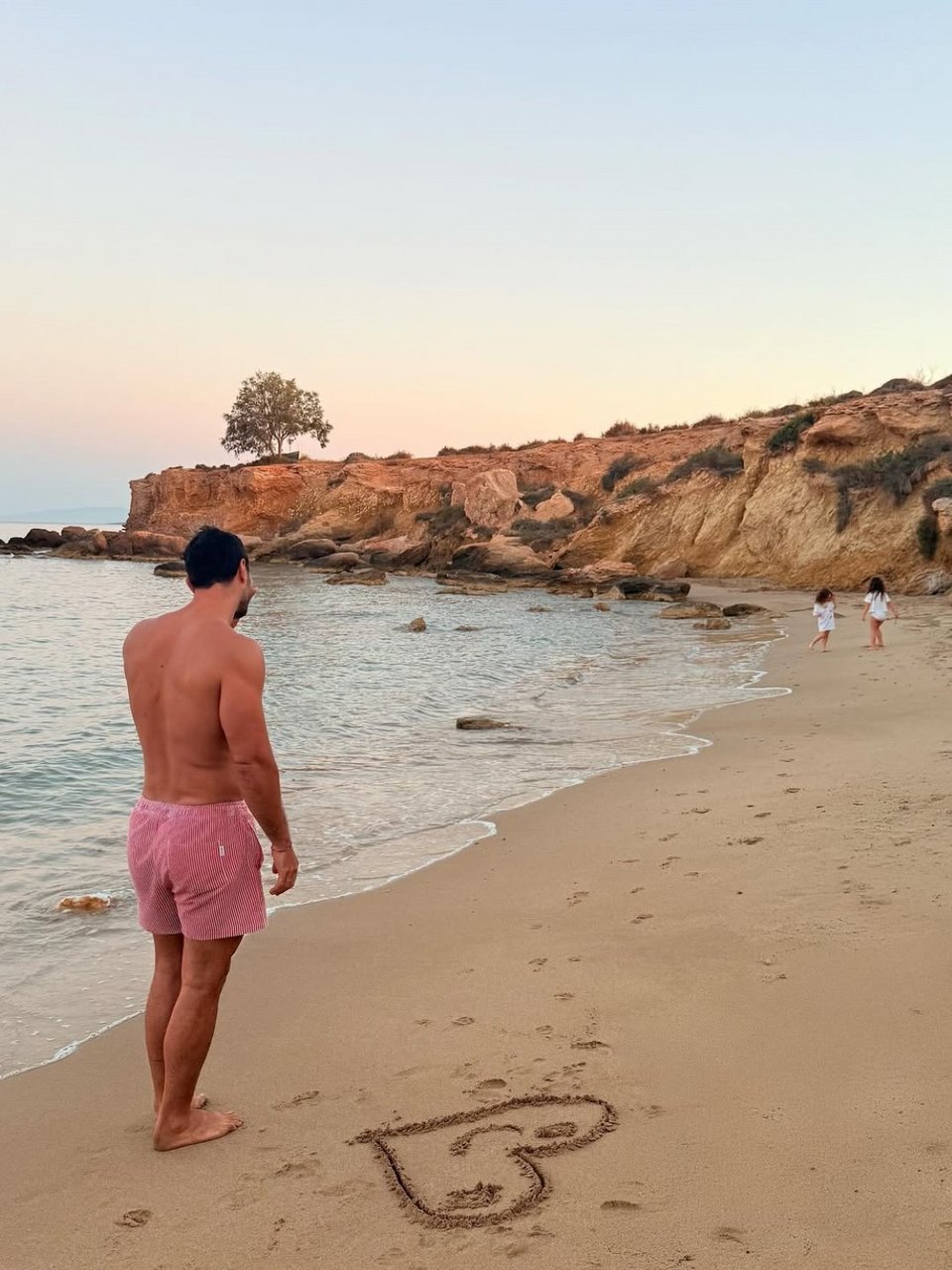 Ο Σάκης Τανιμανίδης παίζει στην αμμουδιά με τις δίδυμες κόρες του