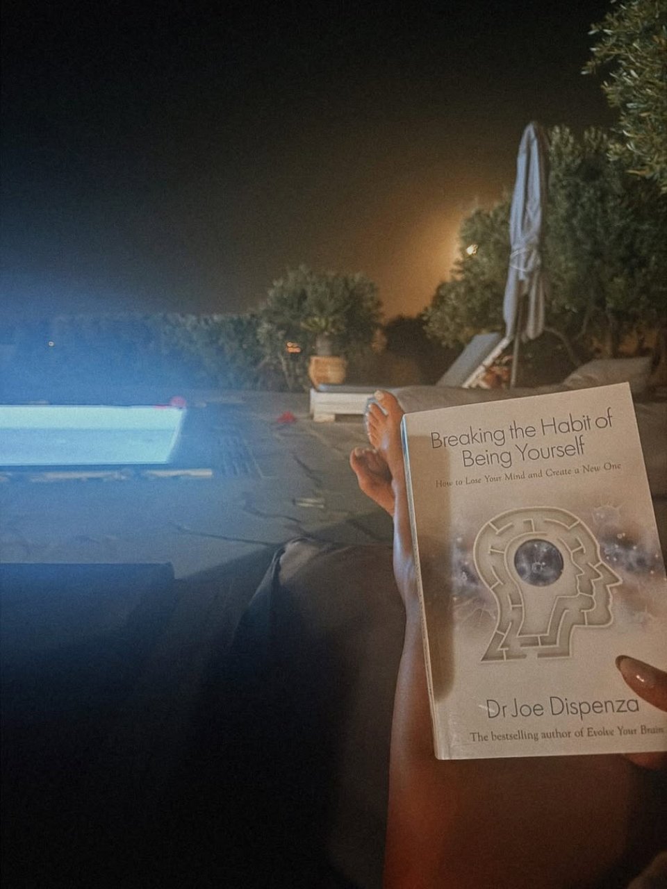 Στιγμές χαλάρωσης δίπλα στην πισίνα για τη Χριστίνα Μπόμπα