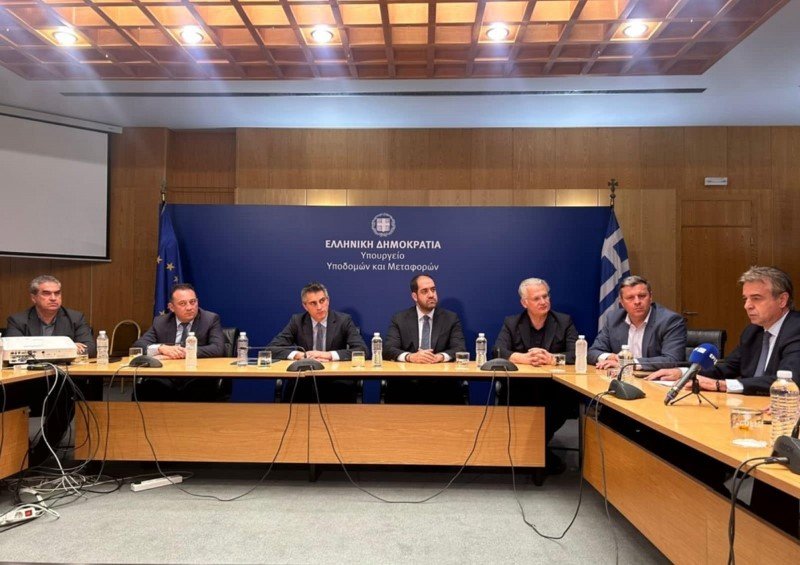 Οι υπουργοί Χρίστος Δήμας και Γιάννης Κεφαλογιάννης στην υπογραφή της σύμβασης για την κατασκευή Πυροσβεστικού σταθμού στο Άστρος Κυνουρίας