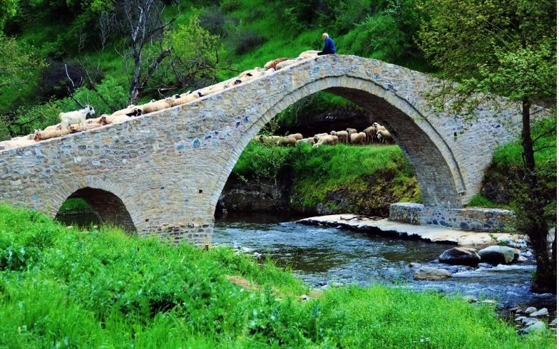 Στο Ψήλωμα Ασπροκκλησιάς δεσπόζει η γέφυρα Ψύρρα, χτισμένη το 1790