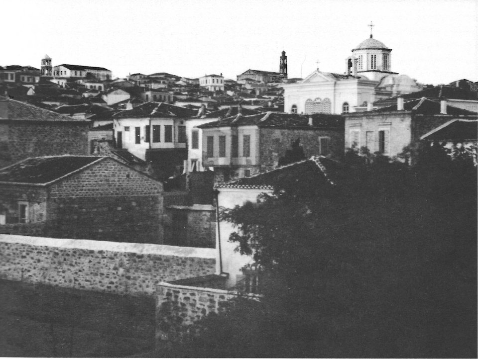 Μοσχονήσι 1907. Μπροστά δεξιά, ο Ναός των Ταξιαρχών. Επάνω αριστερά ο ναός της Αγίας Τριάδας και δεξιά με το μεγάλο καμπαναριό ο ναός της Παναγίας της Μοχονησιώτισσας. Φωτο Γ. Λαμπάκης 1907