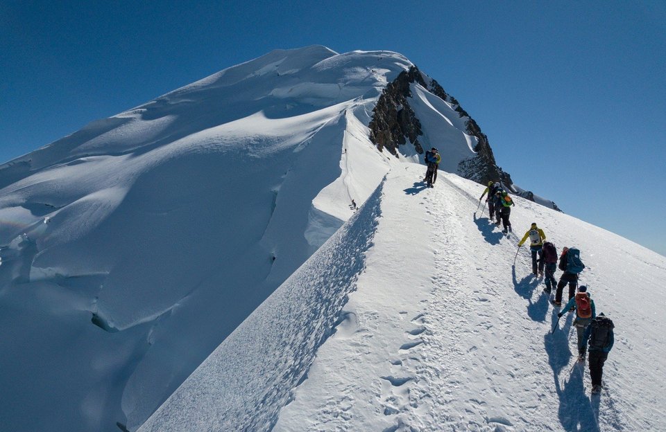 Ορειβάτες στο Mont Blanc έτοιμοι να διασχίσουν τον διάδρομο του Θανάτου
