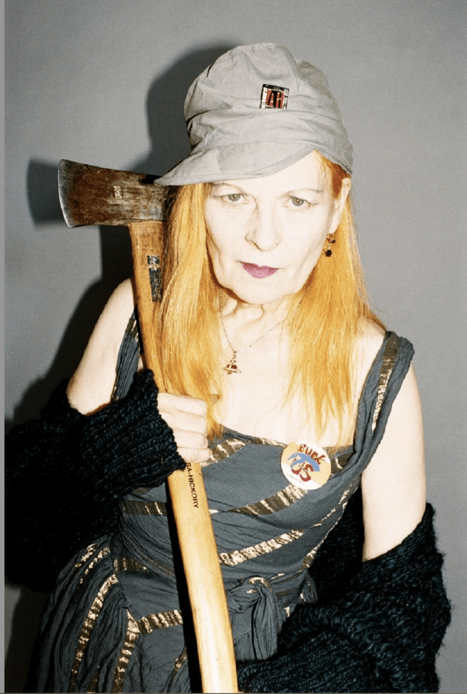 H θρυλική σχεδιάστρια Vivvienne Westwood κραδαίνοντας ένα τσεκούρι στο παρασκήνιο του σόου της Φθινόπωρο Χειμώνας 2007
