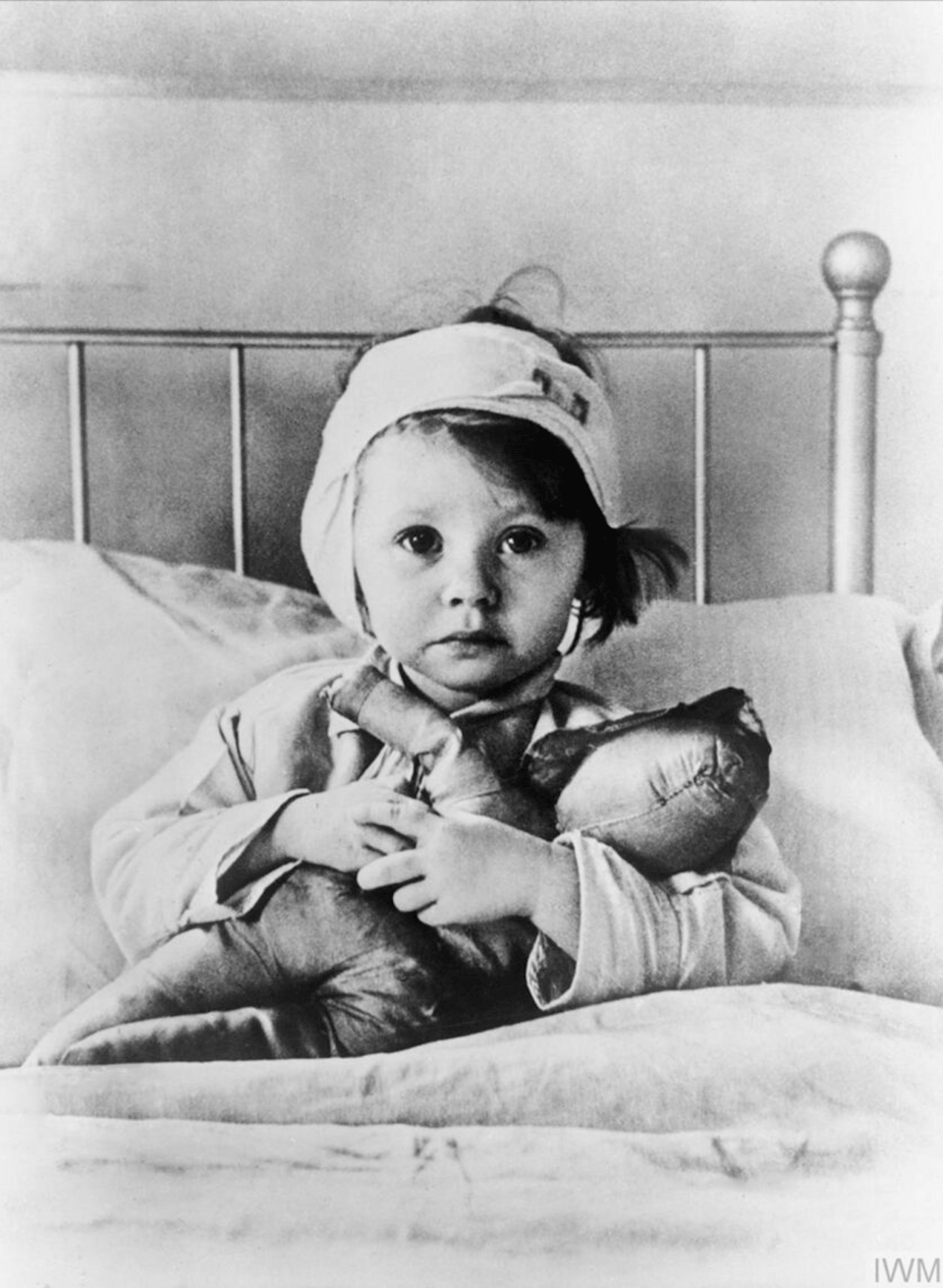 Child Victim of the Blitz, 1940 Η εμβληματική φωτογραφία του Σέσιλ Μπίτον για το Υπουργείο Πληροφοριών: ένα παιδί του East End στο νοσοκομείο μετά τον βομβαρδισμό. Η εικόνα δημοσιεύθηκε σε εφημερίδες των ΗΠΑ, συμβάλλοντας στη διαμόρφωση της διεθνούς κοινής γνώμης υπέρ της Βρετανίας. (Imperial War Museum)