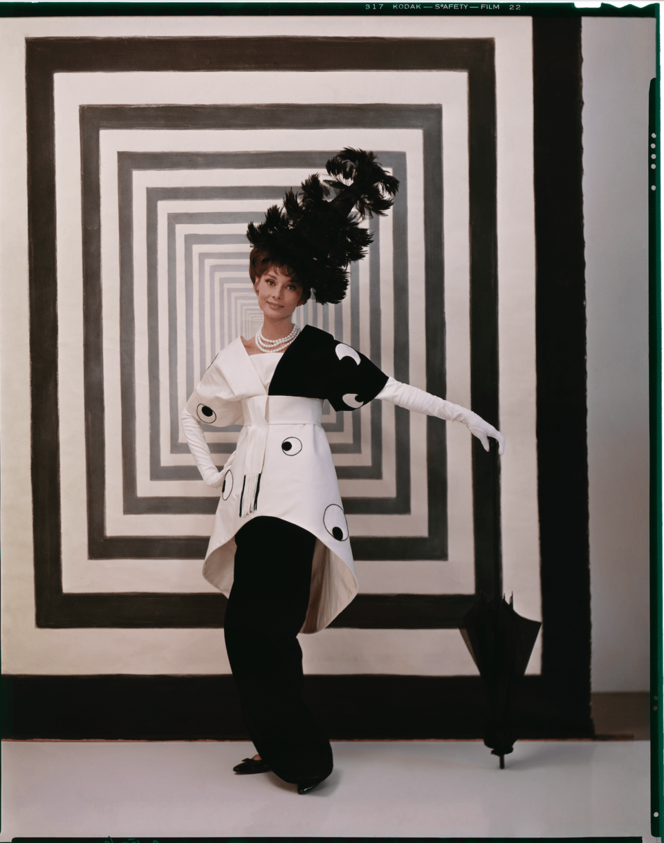 Audrey Hepburn My Fair Lady, 1963 Η Όντρεϊ Χέπμπορν σε μία από τις πιο εμβληματικές στιγμές της καριέρας της· ο Μπίτον υπογράφει κοστούμια και σκηνικό και κερδίζει Όσκαρ. (The Cecil Beaton Archive, London)
