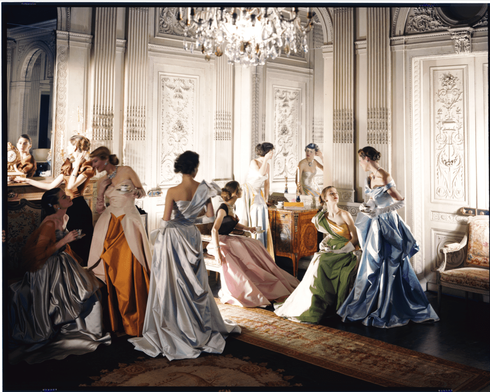 Worldly Colour (Charles James evening dresses), 1948Εντυπωσιακή σύνθεση με βραδινές τουαλέτες του Charles James· τολμηρά χρώματα και θεατρικότητα που χαρακτηρίζουν την αισθητική του Μπίτον.