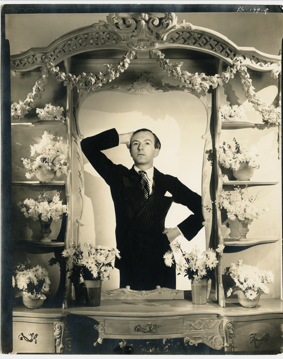 Cecil Beaton, περlπου. 1935. Αυτοπροσωπογραφία του ίδιου του Μπίτον: ένας δανδής που γνώριζε καλά πώς να σκηνοθετεί όχι μόνο τους άλλους αλλά και τον εαυτό του. (The Cecil Beaton Studio Archive, London)