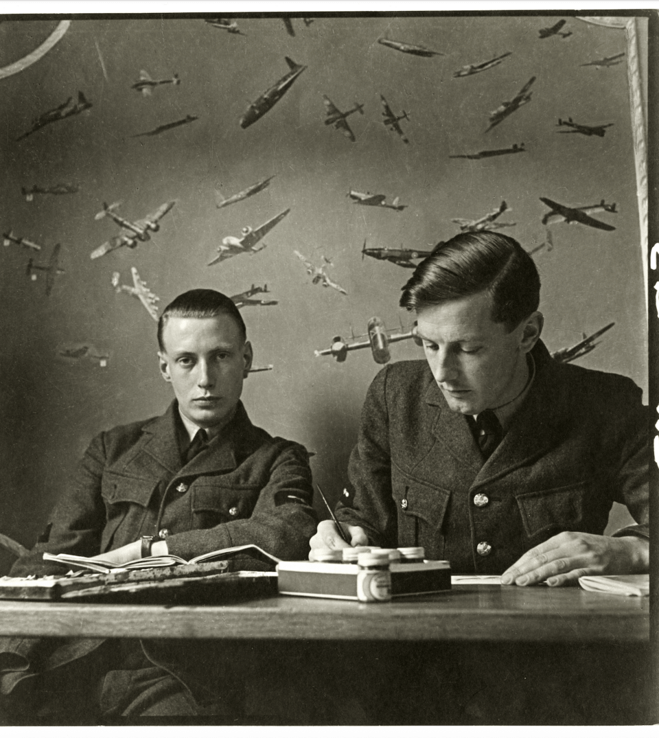 The Men Who Fly Planes, 1941 Δύο αεροπόροι της RAF ποζάρουν μπροστά σε σκηνικό με πολεμικά αεροσκάφη· ο Μπίτον μετατρέπει ακόμη και την προπαγάνδα σε σκηνογραφία. (The Cecil Beaton Studio Archive, London)