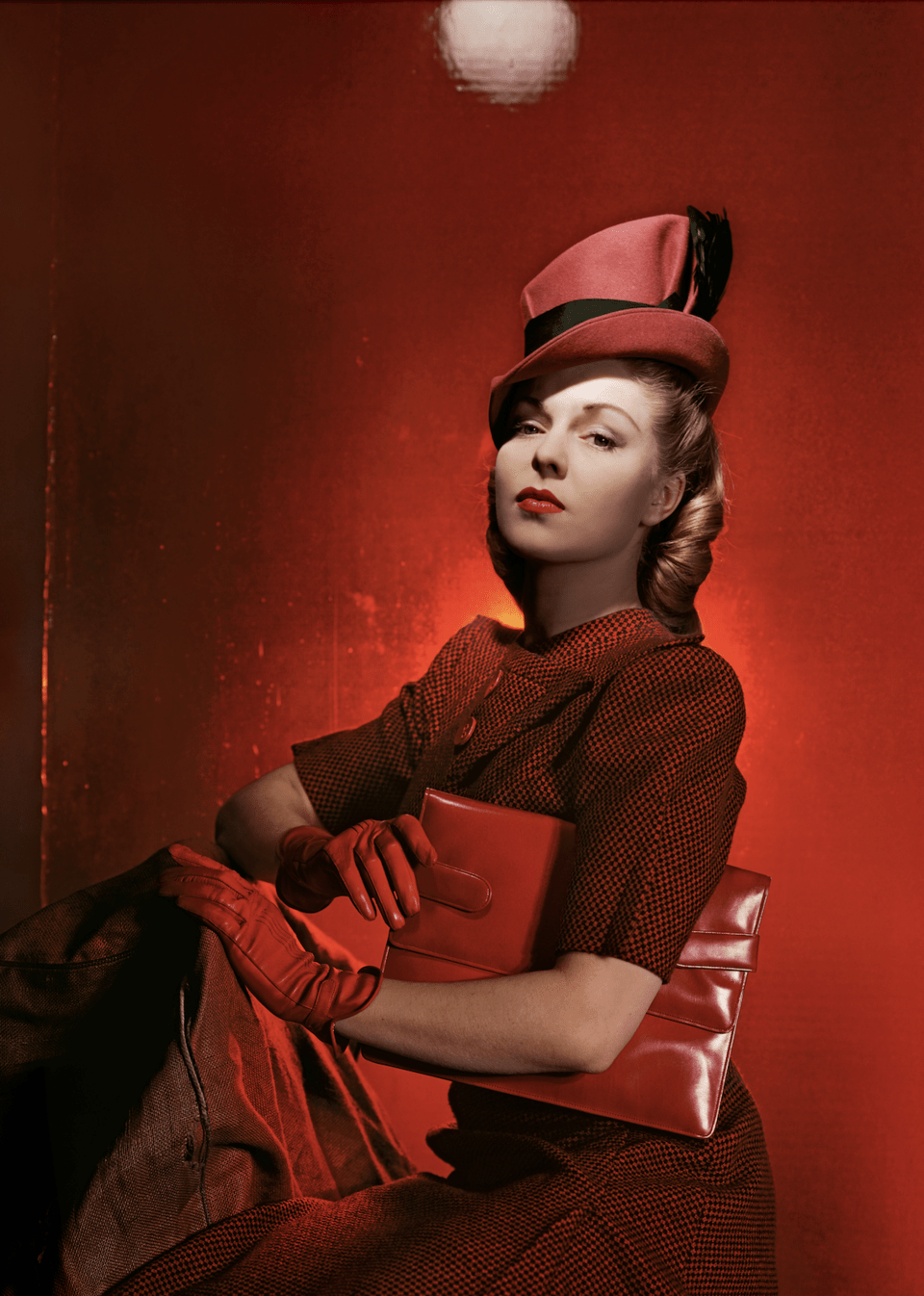 The Second Age of Beauty is Glamour (κοστούμι Hartnell), 1946 Η γοητεία της μεταπολεμικής αναγέννησης· η μόδα γίνεται ξανά όπλο αισιοδοξίας μέσα από τον φακό του Μπίτον. (The Condé Nast Archive, London)
