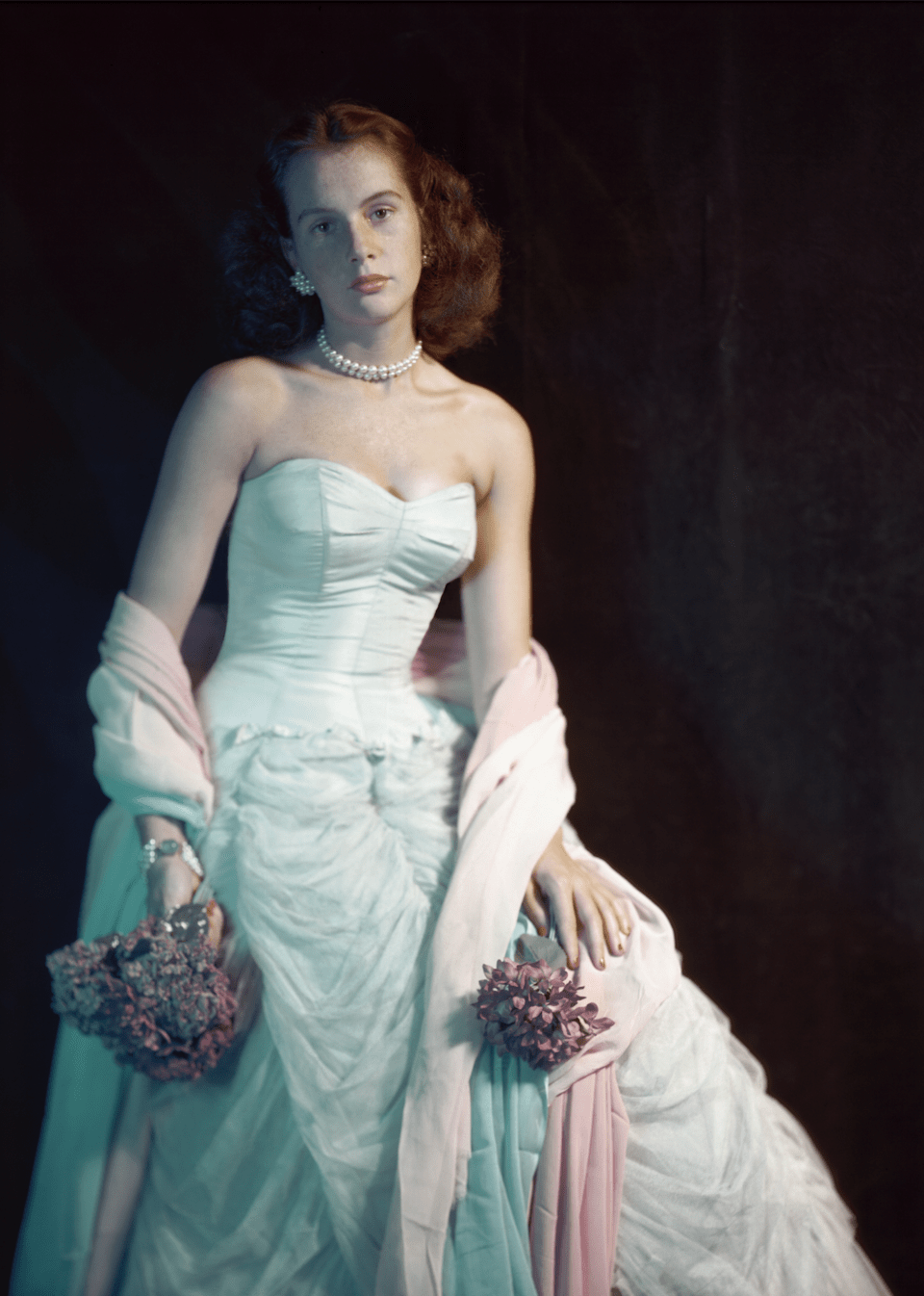 At the Tuxedo Ball (Nancy Harris), 1946Η Nancy Harris σε βραδινή τουαλέτα στο «Tuxedo Ball»· μια από τις εμβληματικές έγχρωμες φωτογραφίες μόδας του Σέσιλ Μπίτον για το αρχείο της Condé Nast.