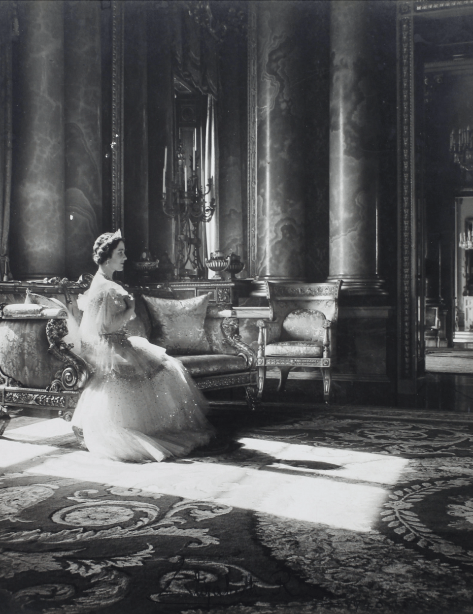 Queen Elizabeth (The Queen Mother), 1939 Η πρώτη επίσημη βασιλική φωτογράφιση του Σέσιλ Μπίτον: η Ελισάβετ, σύζυγος του Γεωργίου ΣΤ΄, σε πορτρέτο που επαναπροσδιόρισε τη δημόσια εικόνα της μοναρχίας στον 20ό αιώνα. (The Cecil Beaton Studio Archive, London)
