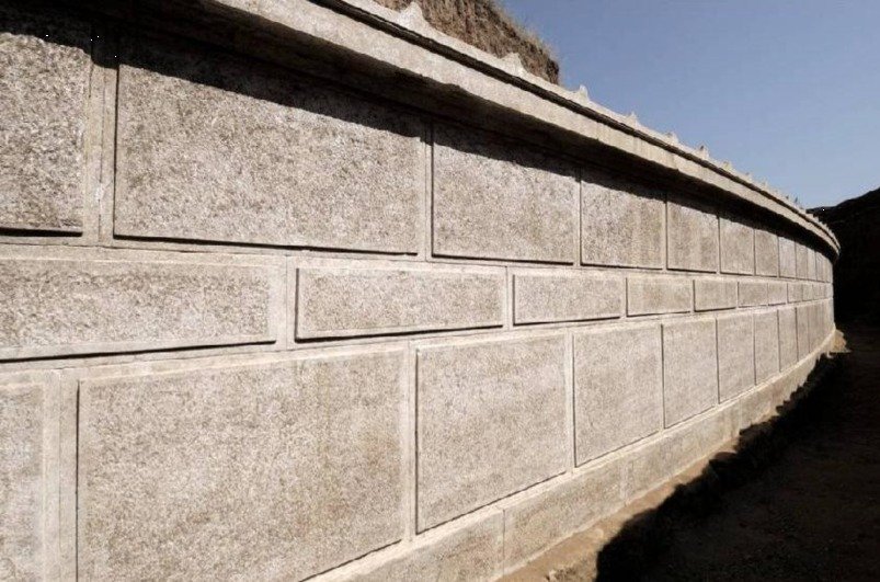 Τμήμα του περιβόλου του Τύμβου Καστά που αναδεικνύεται με εργασίες συντήρησης για τη δημιουργία περιπάτου