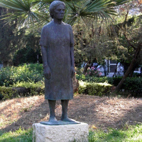 Το άγαλμα «Η Γυναίκα του Λαού» του αείμνηστου γλύπτη Γιάννη Παππά, εκλάπη ξημερώματα Πέμπτης