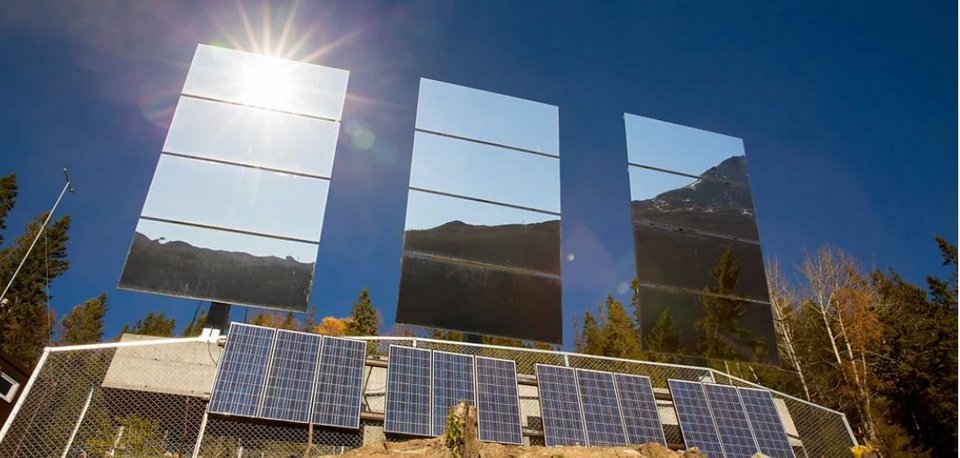 Η τεχνολογία της εποχής δεν επέτρεψε την υλοποίηση,  κι έτσι η λύση που επελέγη ήταν πιο «αναλογική»: το 1928 στήθηκε η  εναέρια γραμμή Krossobanen, για να ανεβάζει τους κατοίκους στα ψηλότερα / WIKIPEDIA