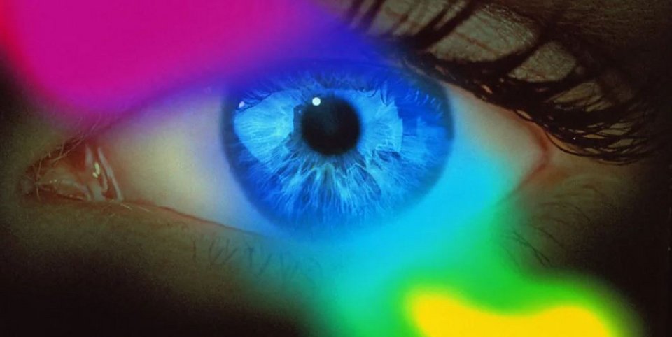 Η νοσταλγία συχνά αποδίδει αυτή την αλλαγή σε αναμνήσεις και αισθήματα / SHUTTERSTOCK