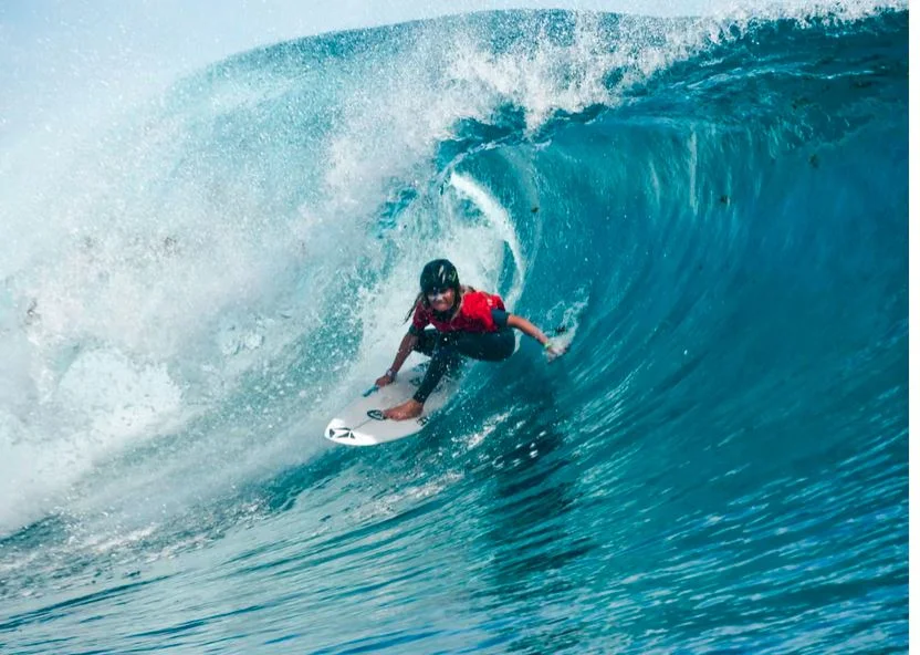 H Kelia ξεκίνησε να σερφάρει στο Τεαχουπόο πριν καν κλείσει τα πέντε της χρόνια / GETTY