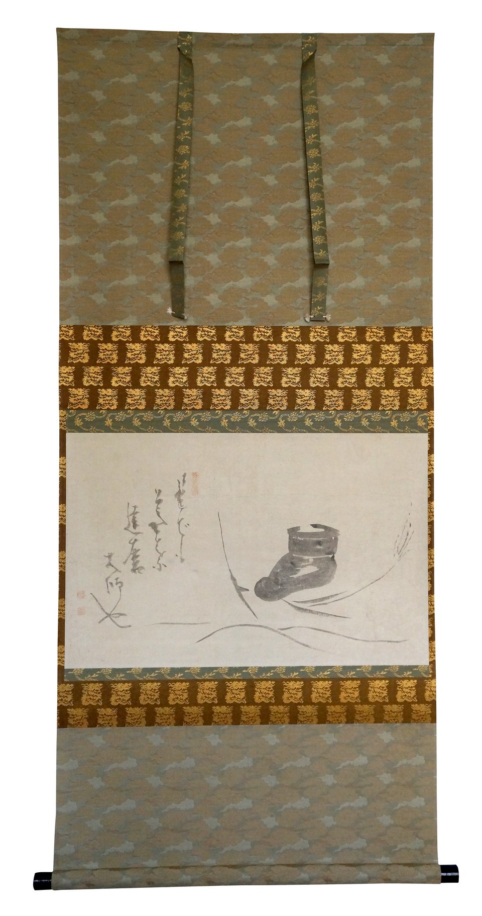 O Daruma απεικονίζεται από τον Hakuin Ekaku (1685-1769) καθισμένος πάνω σε κρεβάτι από καλάμια, σε βαθύ διαλογισμό. Η επιγραφή γράφει: «Είσαι ένας γρύλλος σε ένα βαθύ δάσος» Ζωγραφική με μελάνι σε χαρτί Ιδιωτική Συλλογή 