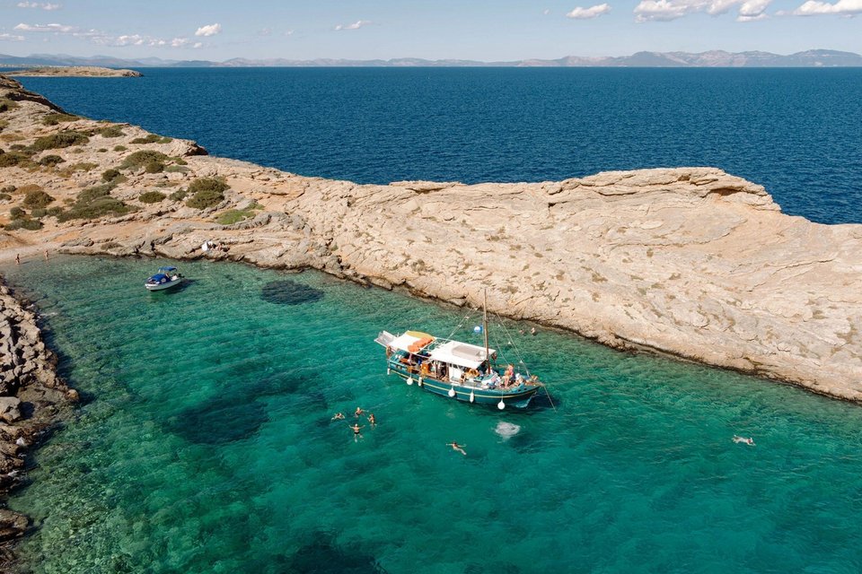 Μίνι κροαυζιέρα με καϊκι που αναχωρεί καθημερινά από το λιμάνι του Πόρτο Ράφτη / Φωτογραφία: eastatticacruises.com