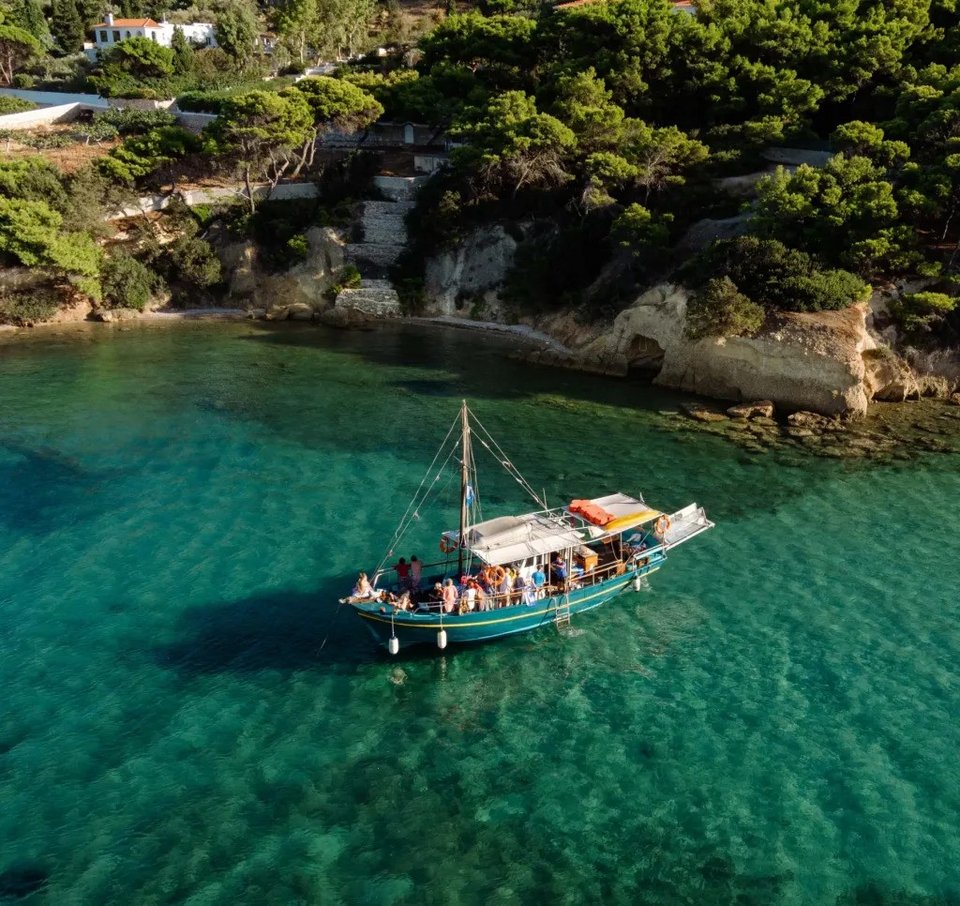 To καϊκάκι της Εast Αttica Cruises θα σας πάει στις παραλίες γύρω από το Πόρτο Ράφτη, στο Νότιο Ευβοϊκό / Φωτογραφία: eastatticacruises.com