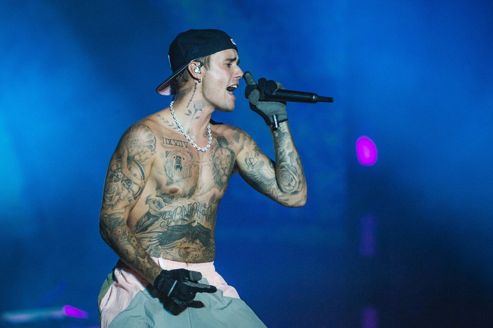 Ο Justin Bieber, για παράδειγμα, έχει ενσωματώσει την πίστη του σε όλη του τη μουσική πορεία, με το πρόσφατο άλμπουμ του «Swag» να αποτελεί μια από τις πιο έντονες εκφράσεις της θρησκευτικής του πίστης / GETTY
