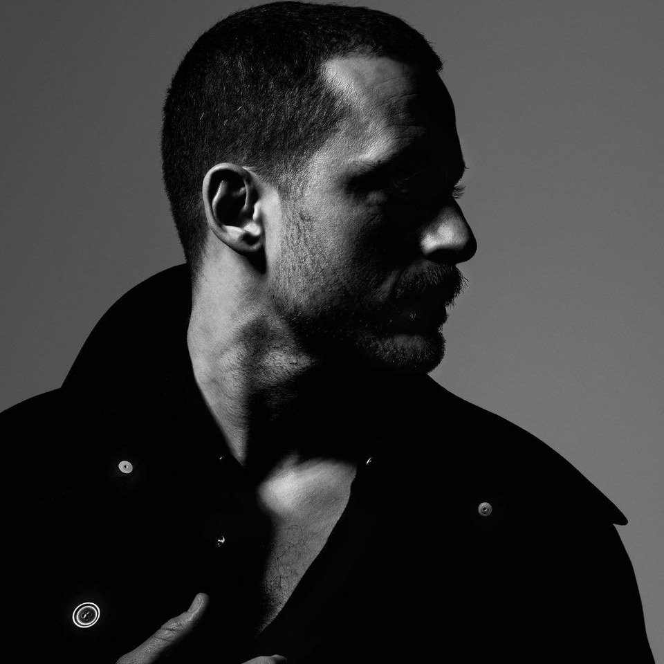 Φωτογραφημένος από τον Nick Knight για την Στέγη, ενόψει της παράστασης ΙΟΝ