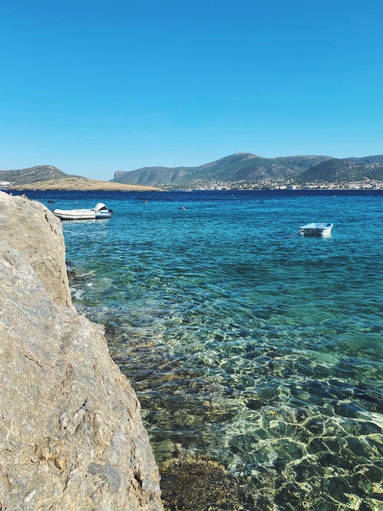 Τα νερά στα βραχάκια στο πλάι της παραλίας του Καλού Γυαλού (η πρόσβαση γίνεται με αυτοκίνητο από τον χωματόδρομο πίσω από το λιμάνι του Πόρτο Ράφτη) / Φωτογραφία: Μάνος Λειβαδάρος/iefimerida