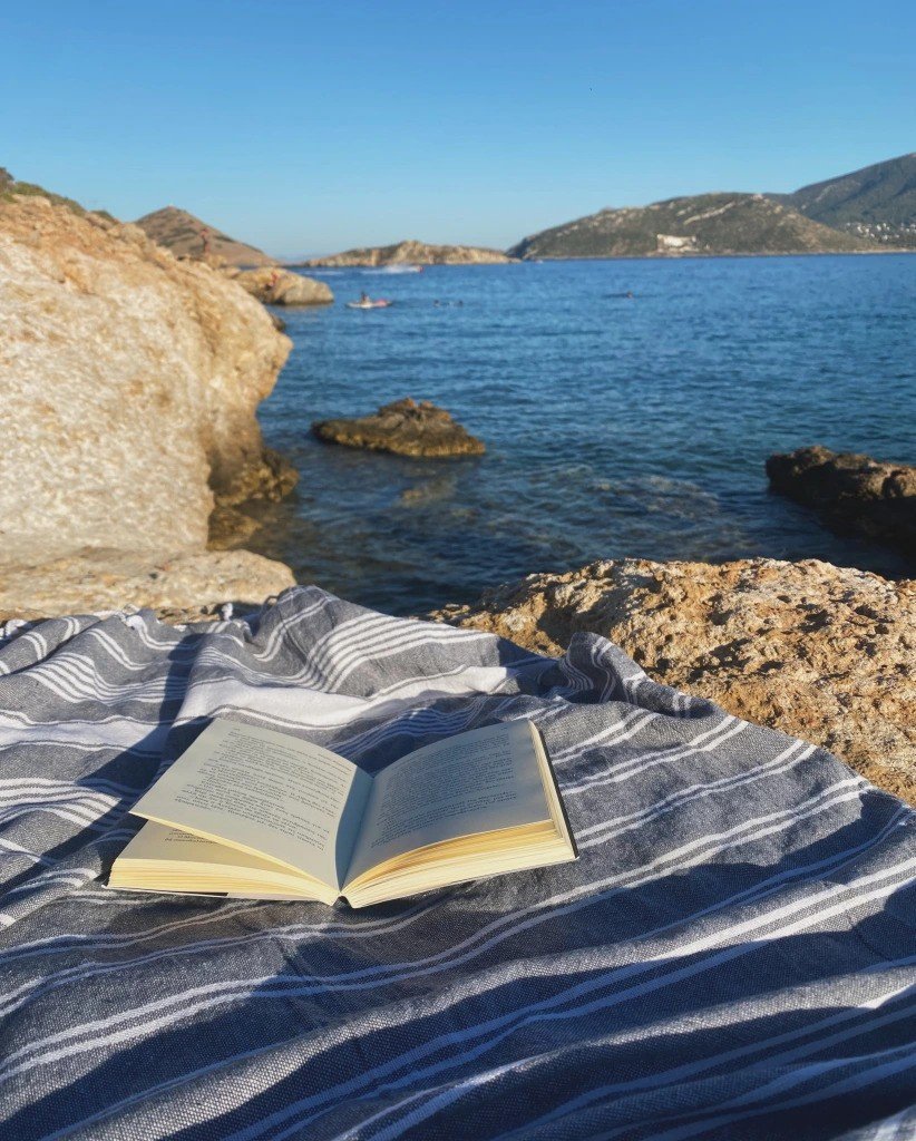 Κολύμπι, διάβασμα και ηλιοθεραπεία στα βραχάκια, στον κόλπο του Πόρτο Ράφτη / Φωτογραφία: Μάνος Λειβαδάρος/iefimerida