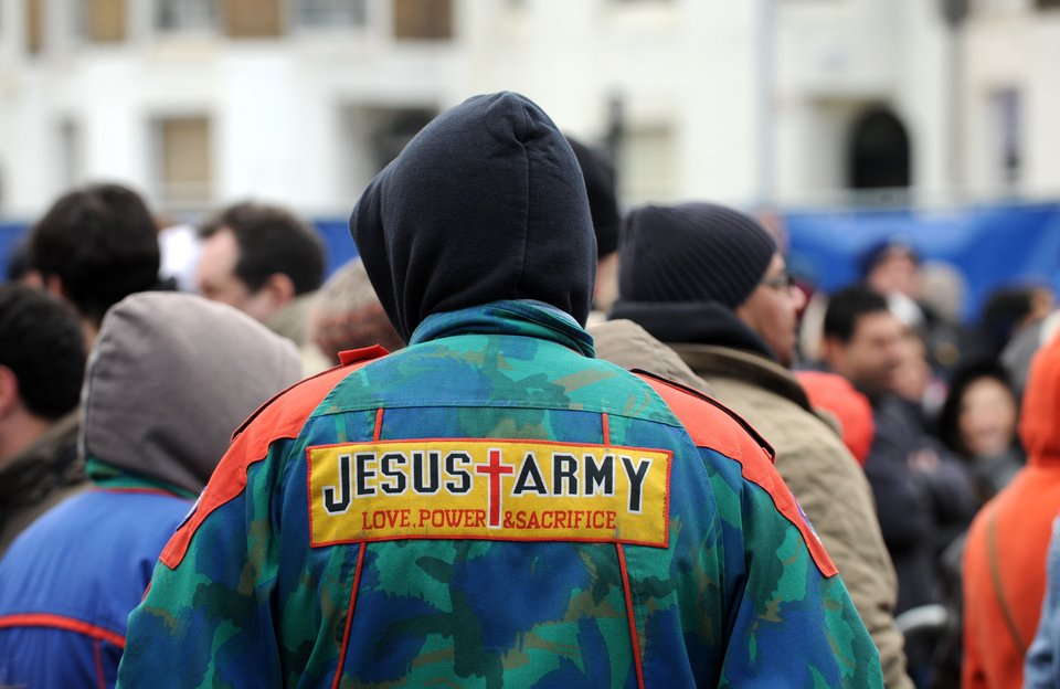 Ο Στάντον ίδρυσε τη «Jesus Army»: μια στρατιωτικοποιημένη εκδοχή με στολές, λεωφορεία βαμμένα με χριστιανικά συνθήματα, «μάχιμα ταμεία» και στρατηγείο με το κωδικό όνομα Jawbone / WIKIPEDIA