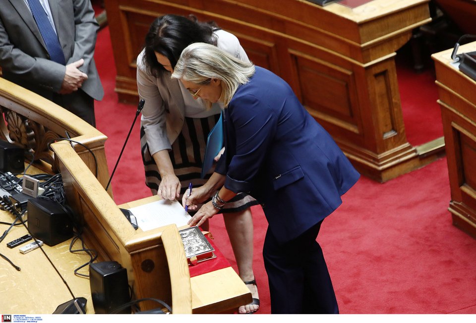 Η βουλευτής Ημαθίας έδωσε θρησκευτικό όρκο