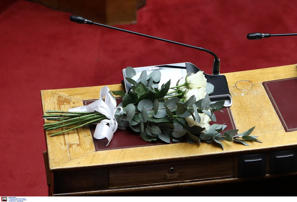 Λευκά λουλούδια για τον Απόστολο Βεσυρόπουλο