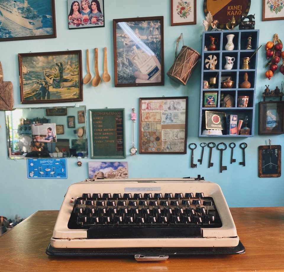 Μια παλιά γραφομηχανή υποδέχεται τον κόσμο στον πάγκο του καφενείου / Φωτογραφία: Μάνος Λειβαδάρος/iefimerida