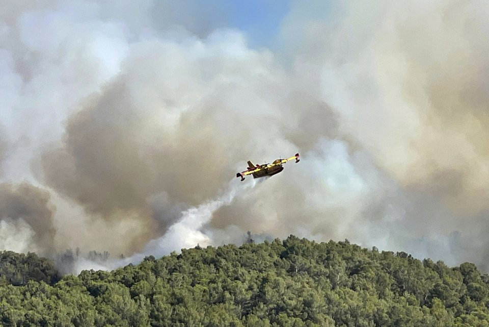 Πυροσβεστικό αεροπλάνο κάνει ρίψεις νερού στη μεγάλη πυρκαγιά στη νοτιοδυτική Γαλλία / Securite Civile via AP