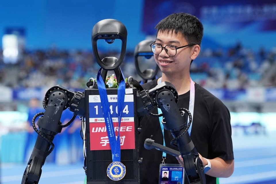 Ο 19χρονος Wang Zizi εξήγησε ότι η διατήρηση της ισορροπίας κατά την κίνηση είναι η μεγαλύτερη πρόκληση που αντιμετωπίζουν οι σχεδιαστές ανθρωποειδών / GETTY