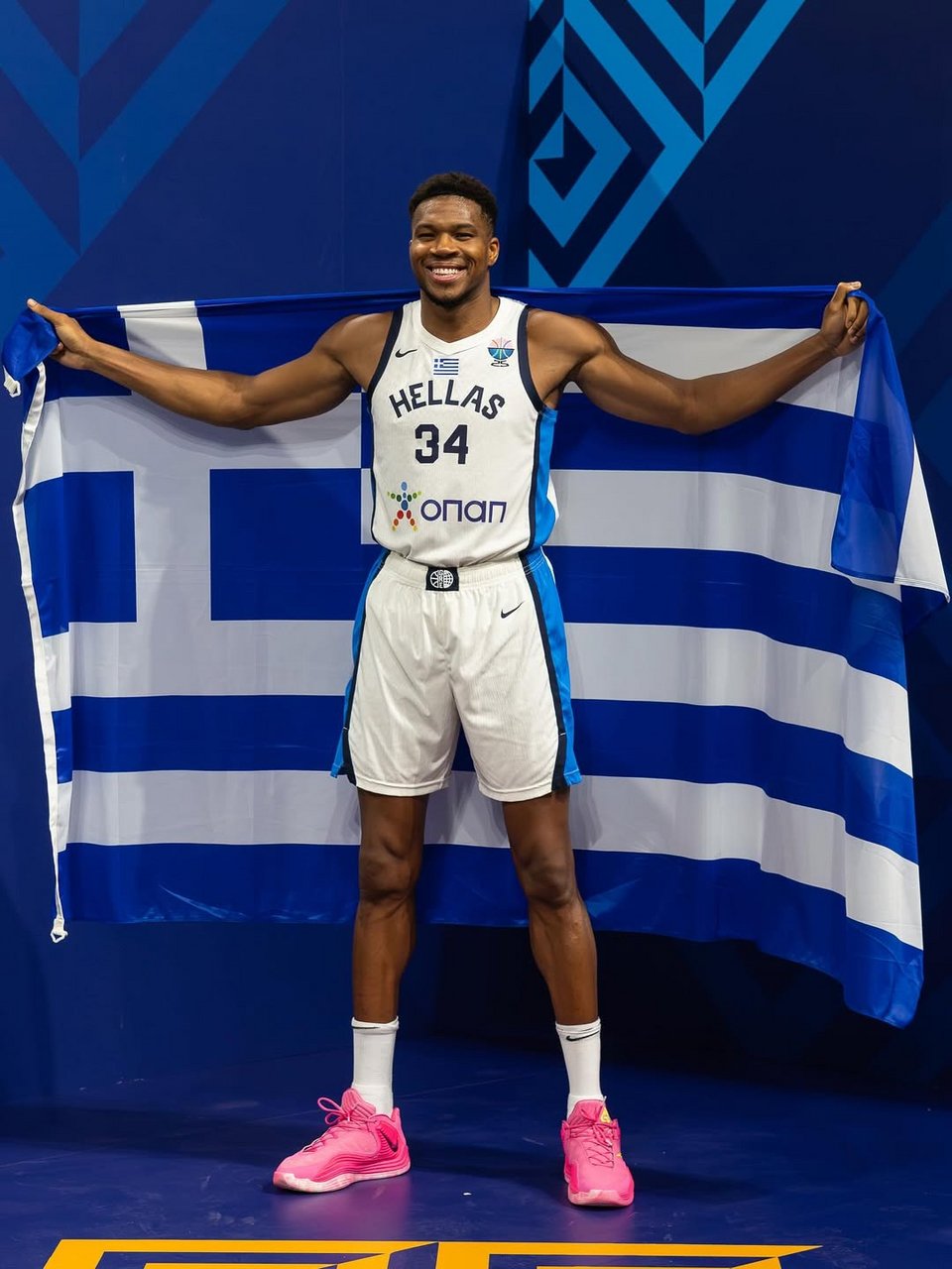Ο Γιάννης Αντετοκούνμπο φωτογραφίζεται με την ελληνική σημαία / Instagram @giannis_an34