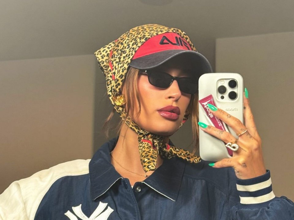 Η Χάιλι Μπίμπερ υιοθέτησε το look με το «μαντήλι της γιαγιάς»