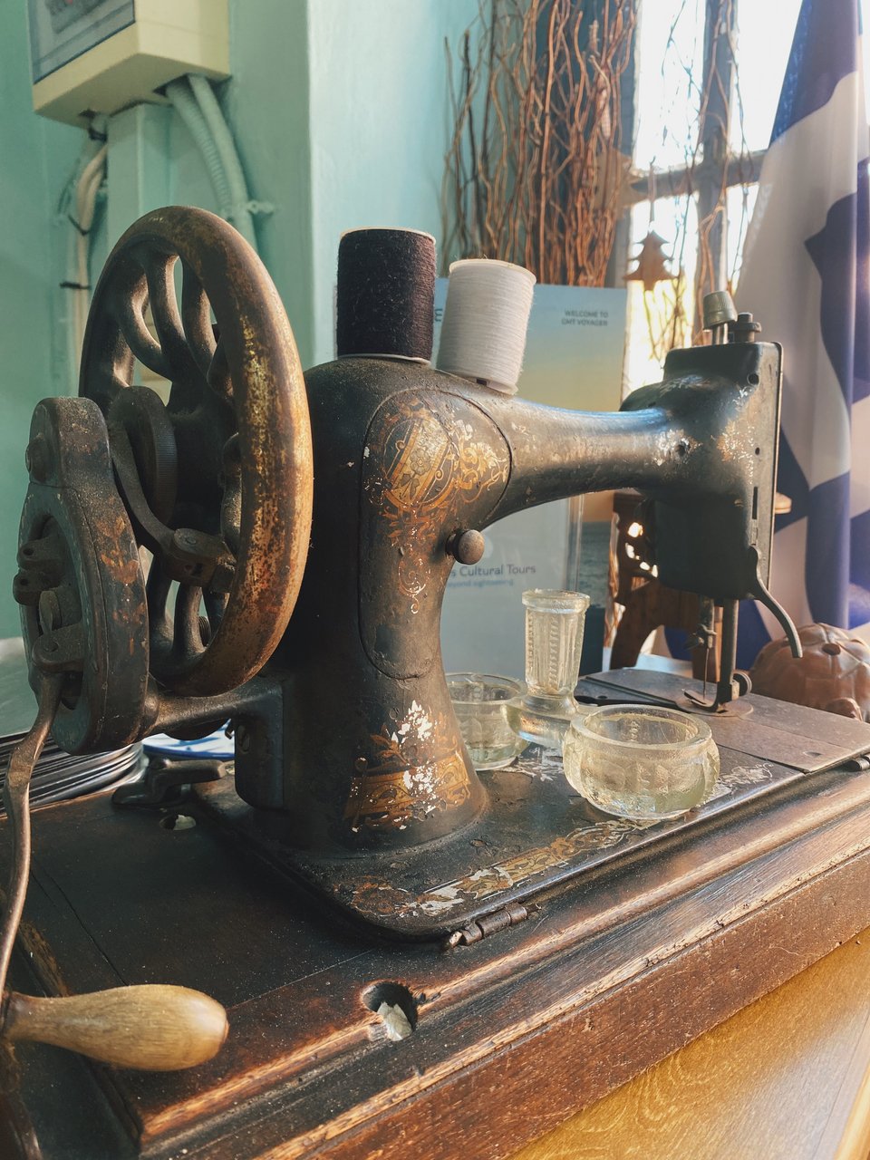 Η παλιά ραπτομηχανή που στολίζει τον χώρο / Φωτογραφία: Μάνος Λειβαδάρος/iefimerida