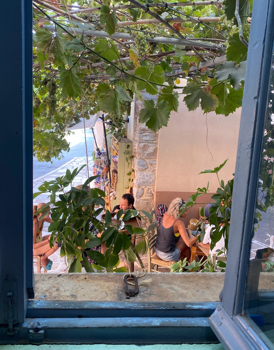 Μεσημέρι στη σκιά της κληματαριάς / Φωτογραφία: Μάνος Λειβαδάρος/iefimerida