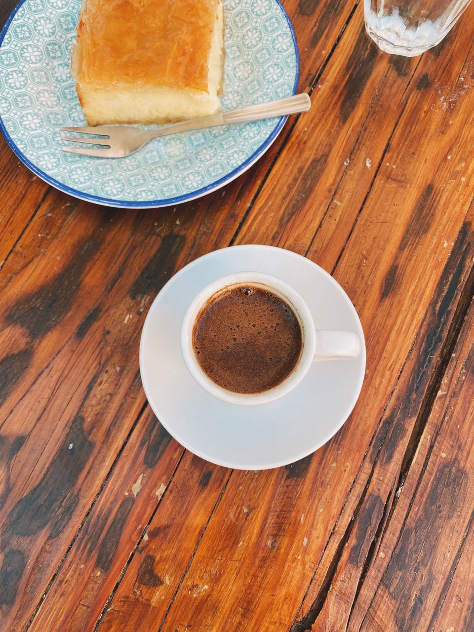 Ελληνικός καφές στο τραπεζάκι στο πεζοδρόμιο / Φωτογραφία: Μάνος Λειβαδάρος/iefimerida