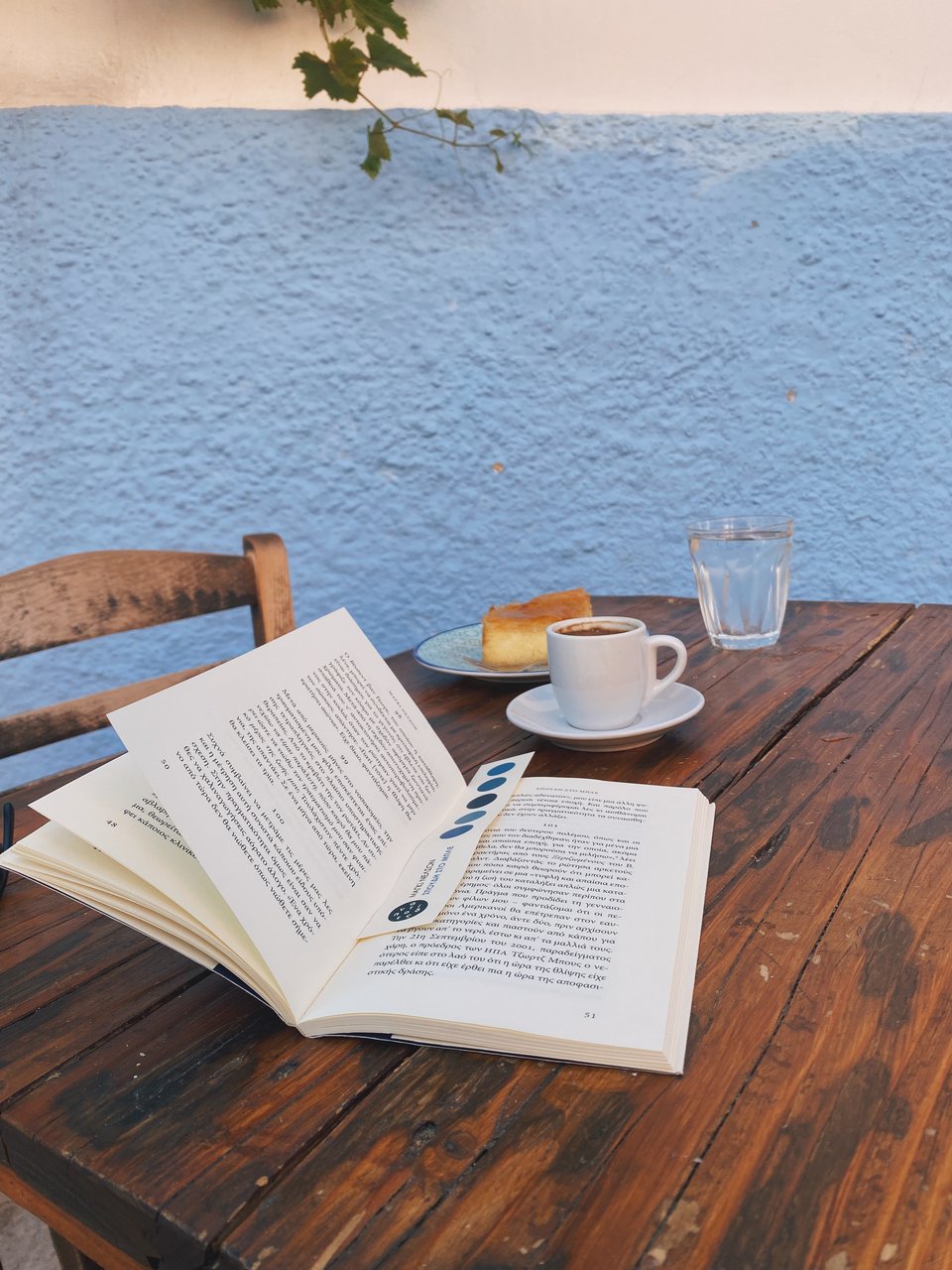 Βιβλίο, ελληνικός καφές και γαλακτομπούρεκο στο καφενείο του Γαλάνη στο Χαλκί / Φωτογραφία: Μάνος Λειβαδάρος/iefimerida